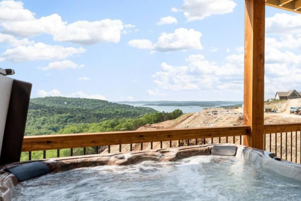 The Lake Fish-Amazing Views-Sleeps 24-Indoor-Outdoor Pools Branson Dış mekan fotoğraf