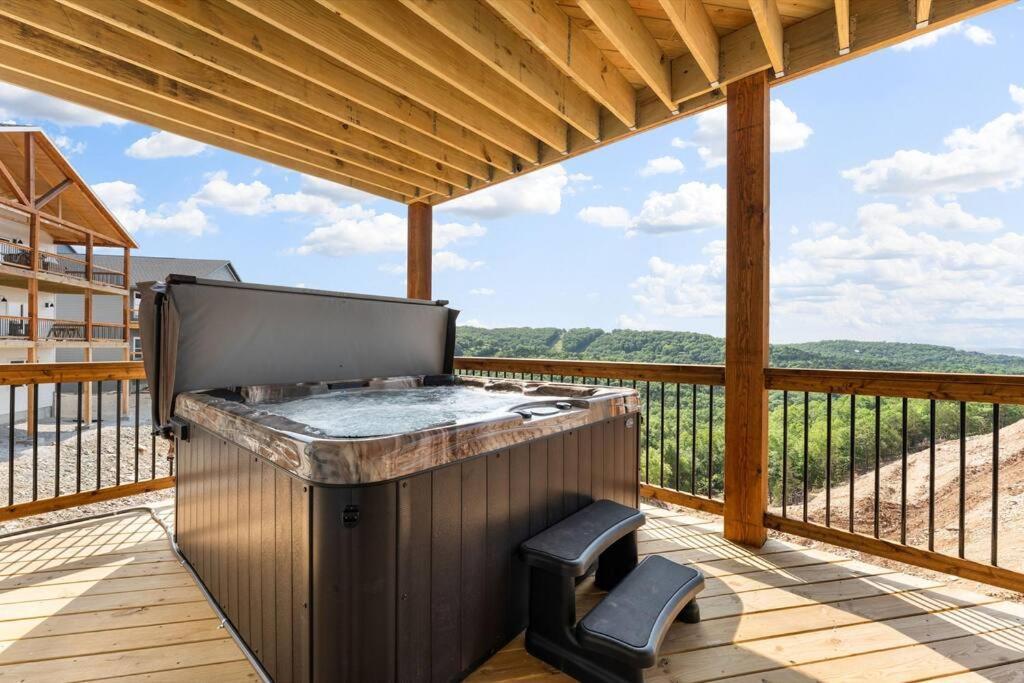 The Lake Fish-Amazing Views-Sleeps 24-Indoor-Outdoor Pools Branson Dış mekan fotoğraf